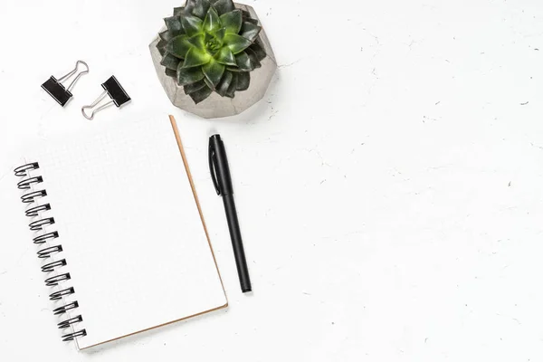 Oficina de trabajo en escritorio blanco . —  Fotos de Stock