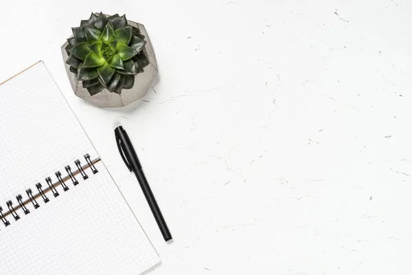 Oficina de trabajo en escritorio blanco . —  Fotos de Stock