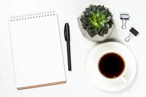 Oficina de trabajo en escritorio blanco . —  Fotos de Stock