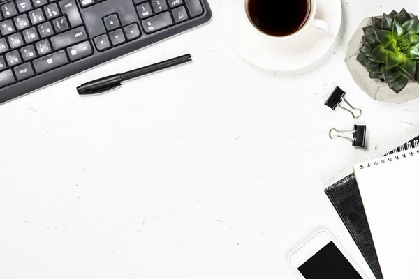 Bureau op witte bovenaanzicht. — Stockfoto