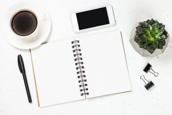 Oficina de trabajo en escritorio blanco . —  Fotos de Stock