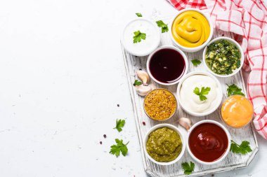 Sos ayarla çeşitler - mayonez, hardal, ketçap ve diğerleri o