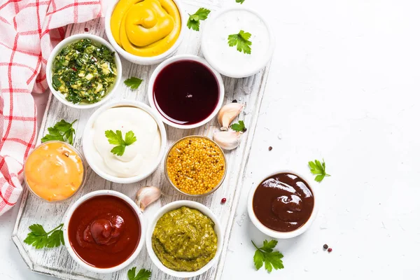 Assortiment de sauces - mayonnaise, moutarde, ketchup et autres o — Photo