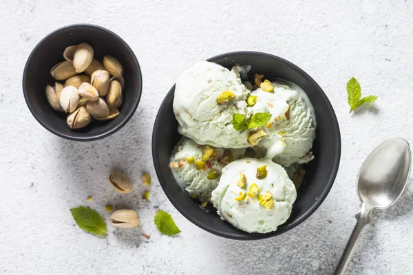 Pistazien-Eis in Schüssel auf weißem Steintisch. — Stockfoto