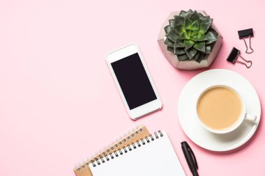 Not defteri, kahve fincanı, sulu ve pembe üzerinde fare ile serbest çalışma alanı