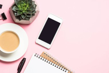 Not defteri, kahve fincanı, sulu ve pembe üzerinde fare ile serbest çalışma alanı