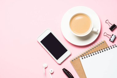 Not defteri, kahve fincanı, sulu ve pembe üzerinde fare ile kadın Ev Ofis İşyeri