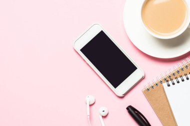 Not defteri, kahve fincanı, sulu ve pembe üzerinde fare ile kadın Ev Ofis İşyeri