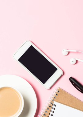 Not defteri, kahve fincanı, sulu ve pembe üzerinde fare ile kadın Ev Ofis İşyeri