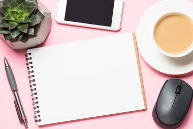 Not defteri, kahve fincanı ve pembe resepsiyon klavyede Ofis İşyeri.