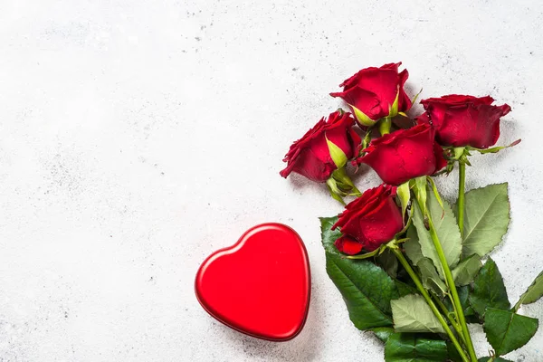 Alla hjärtans dag bakgrund. Röda rosor och hjärtan på vit. — Stockfoto