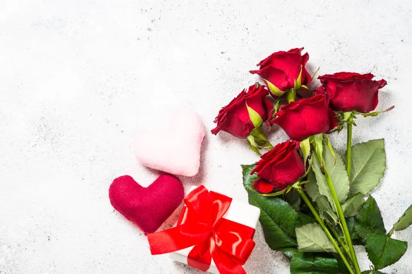 발렌타인 데이 배경입니다. 빨간 장미, 하트와 화이트에 현재. — 스톡 사진