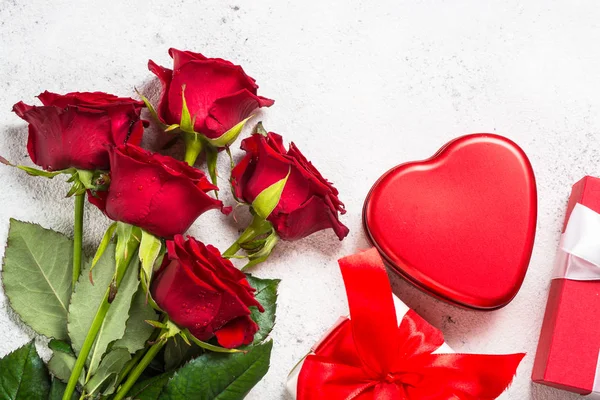 Valentinstag Hintergrund. Rote Rosen, Herzen und Geschenk auf weiß. — Stockfoto