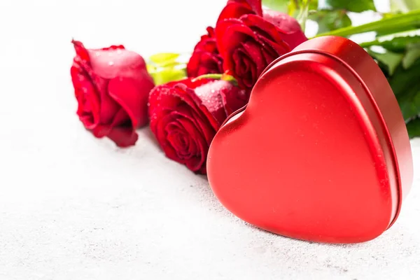 Valentines day background. Red rose and heart on white. — Stock Photo, Image