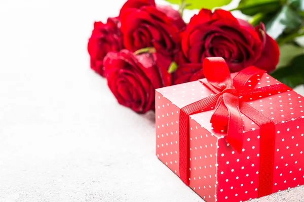 Rosas rojas flor y caja de regalo en blanco . — Foto de Stock