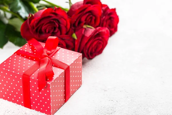 Rosas rojas flor y caja de regalo en blanco . — Foto de Stock