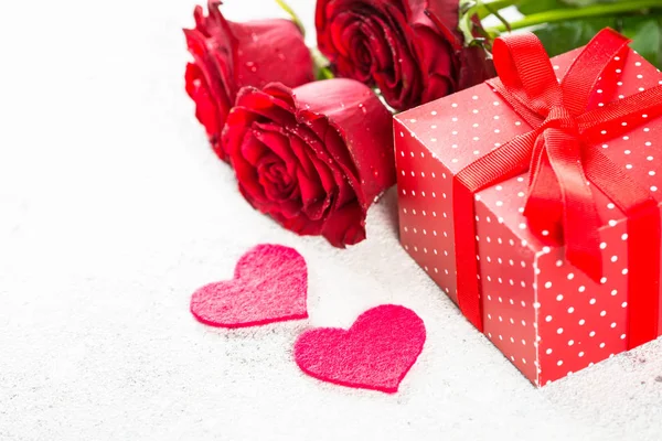 Fondo del día de San Valentín. Rosas rojas, corazones y presentes en blanco . — Foto de Stock