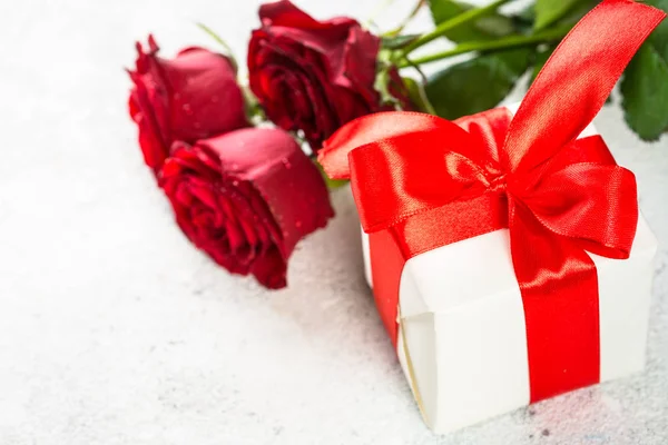 Красные розы цветок и подаренная коробка на белом . — стоковое фото