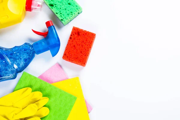 Schoonmakende product, huishoudelijke op witte bovenaanzicht. — Stockfoto