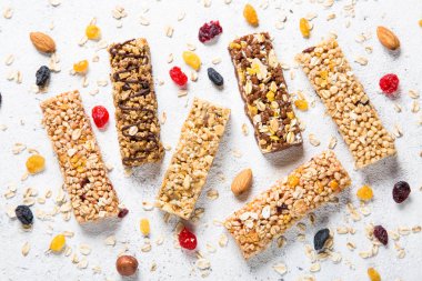 Fındık, meyve ve çilek beyaz granola bar.