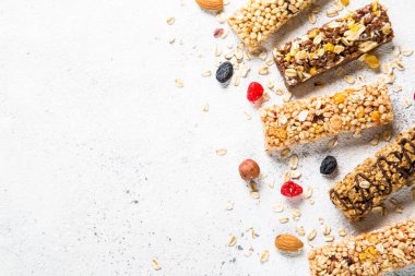 Fındık, meyve ve çilek beyaz granola bar.