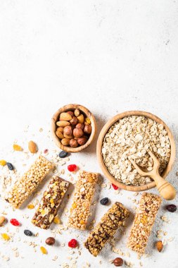 Fındık, meyve ve çilek beyaz granola bar.