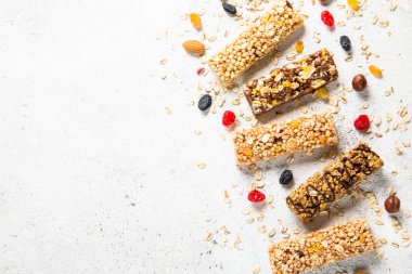 Fındık, meyve ve çilek beyaz granola bar.