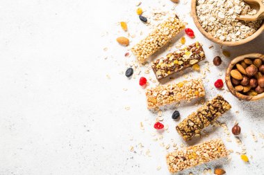 Fındık, meyve ve çilek beyaz granola bar.