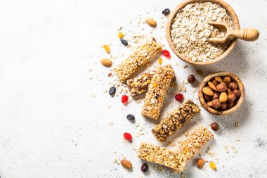 Fındık, meyve ve çilek beyaz granola bar.