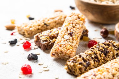 Fındık, meyve ve çilek beyaz granola bar.