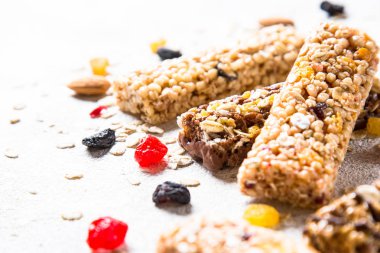 Fındık, meyve ve çilek beyaz granola bar.