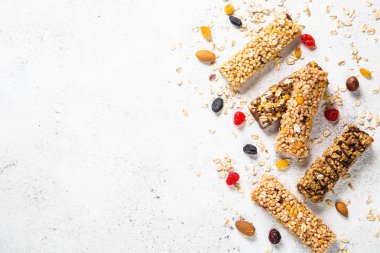 Fındık, meyve ve çilek beyaz granola bar.