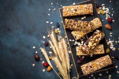 Fındık, meyve ve çilek siyah granola bar.