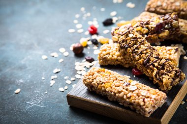 Fındık, meyve ve çilek siyah granola bar.