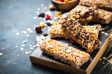 Fındık, meyve ve çilek siyah granola bar.