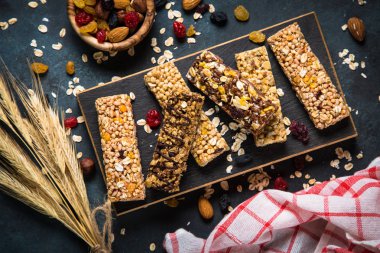 Fındık, meyve ve çilek siyah granola bar.