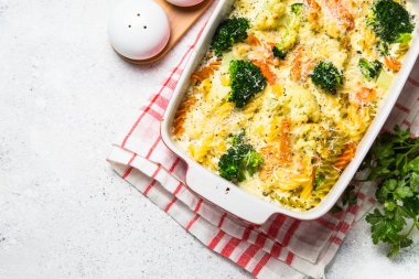 Makarna ve yemek pişirme sebze güveç.