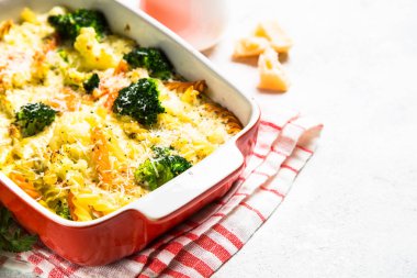 Makarna ve yemek pişirme sebze güveç.