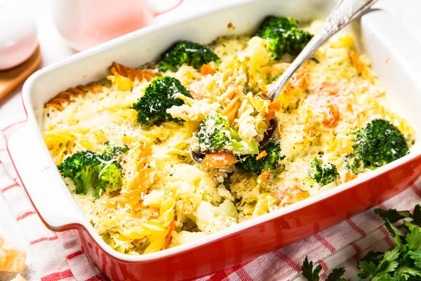 Casserole from pasta and vegetables in baking dish. — Stock Photo, Image