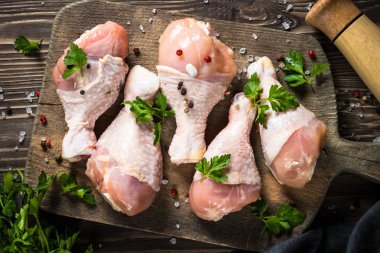 Tavuk budu veya kesme tahtası üzerinde drumctick.