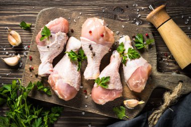 Tavuk budu veya kesme tahtası üzerinde drumctick.