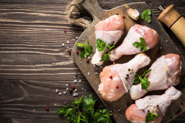 Tavuk budu veya kesme tahtası üzerinde drumctick.