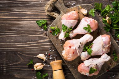 Tavuk budu veya kesme tahtası üzerinde drumctick.