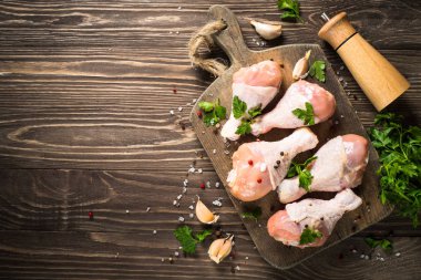 Tavuk budu veya kesme tahtası üzerinde drumctick.