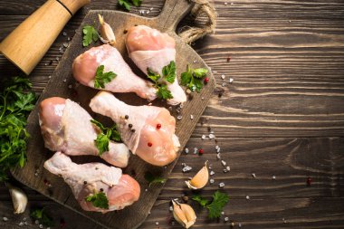 Tavuk budu veya kesme tahtası üzerinde drumctick.