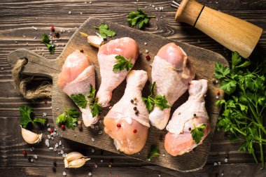 Tavuk budu veya kesme tahtası üzerinde drumctick.