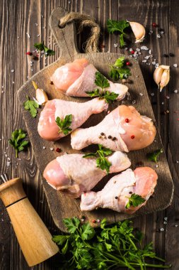 Tavuk budu veya kesme tahtası üzerinde drumctick.