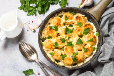 Parmesan peynirli top ile krema soslu köfte görüntülemek.