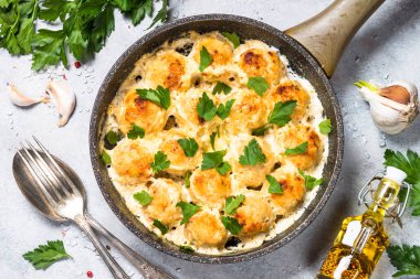 Parmesan peynirli top ile krema soslu köfte görüntülemek.
