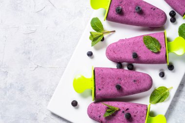 Yaban mersini dondurma çubuklu dondurmayı hamemade Üstten Görünüm.